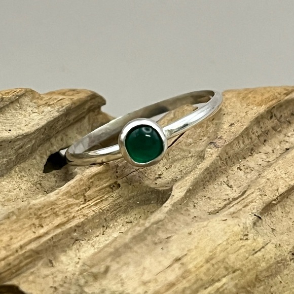 Sleek Silver Ring with Deep Green Chalcedony Gemstone - Picture 1 of 3